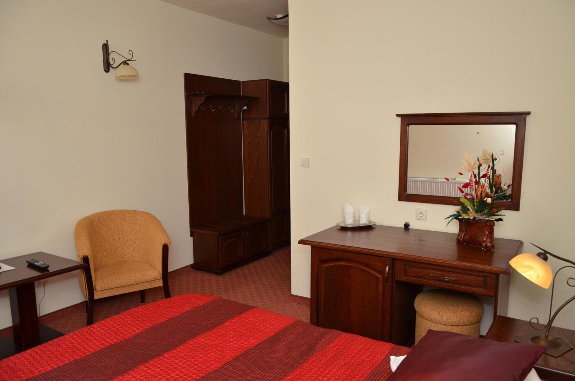 Hotel Restaurant La Conac Botiz ภายนอก รูปภาพ