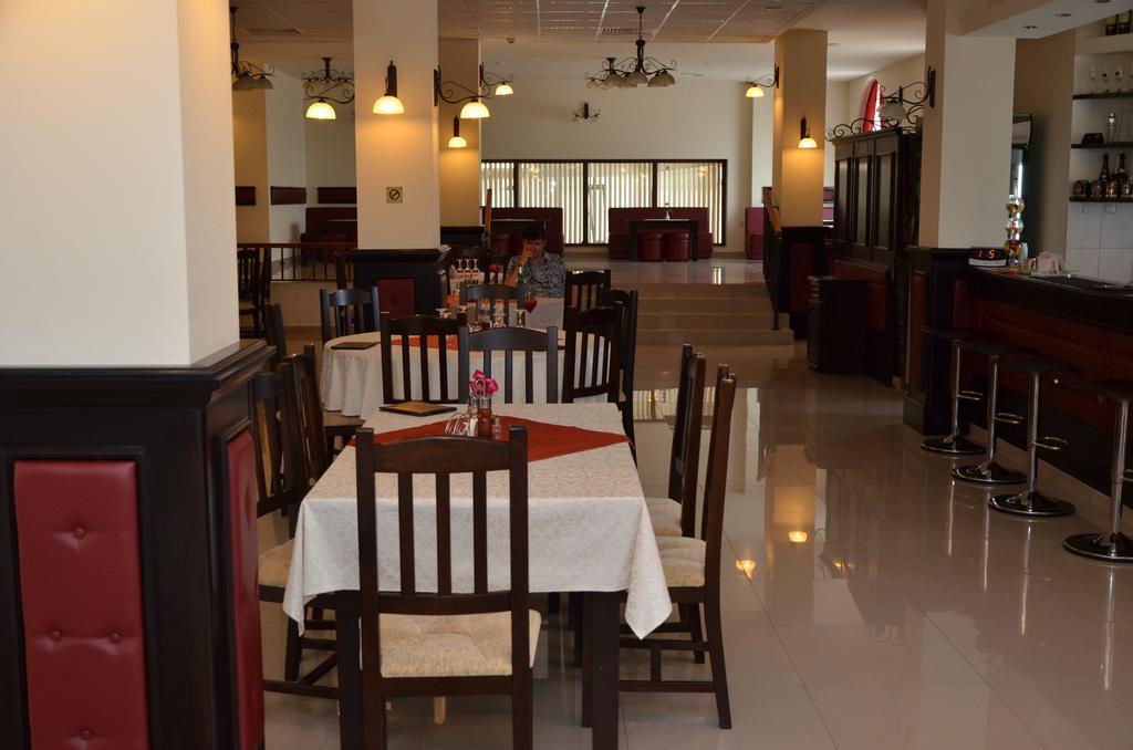 Hotel Restaurant La Conac Botiz ภายนอก รูปภาพ