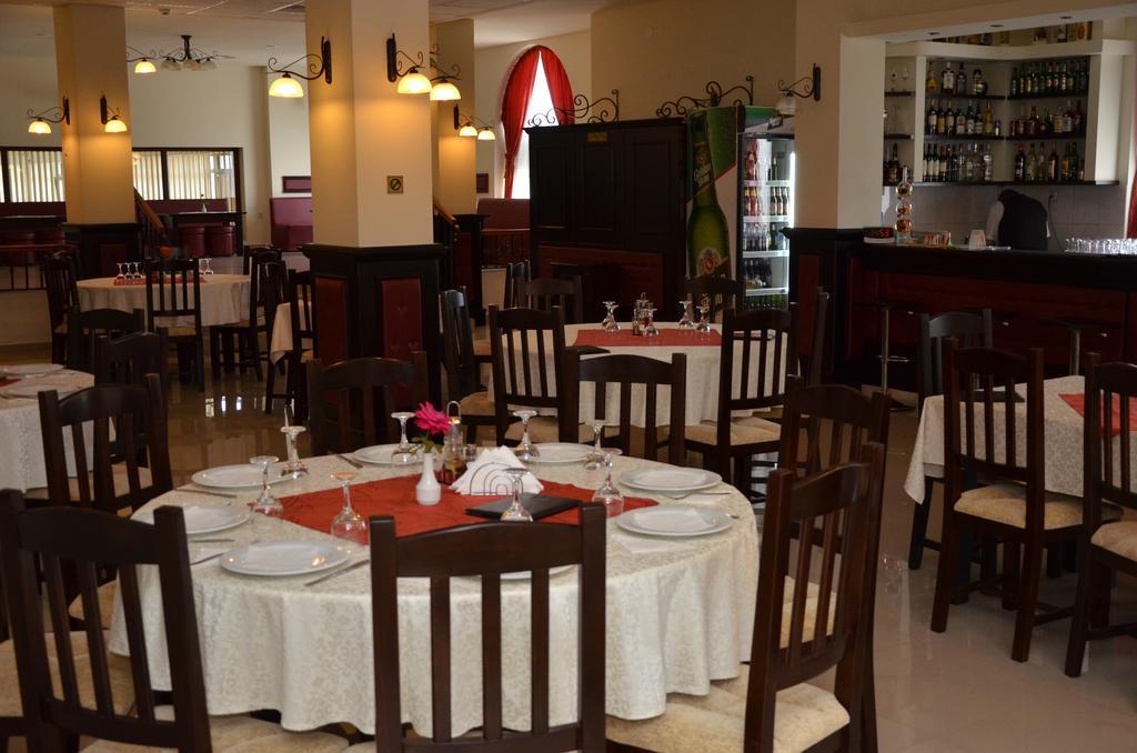 Hotel Restaurant La Conac Botiz ภายนอก รูปภาพ