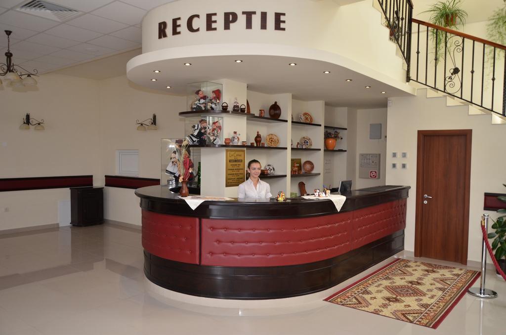 Hotel Restaurant La Conac Botiz ภายนอก รูปภาพ