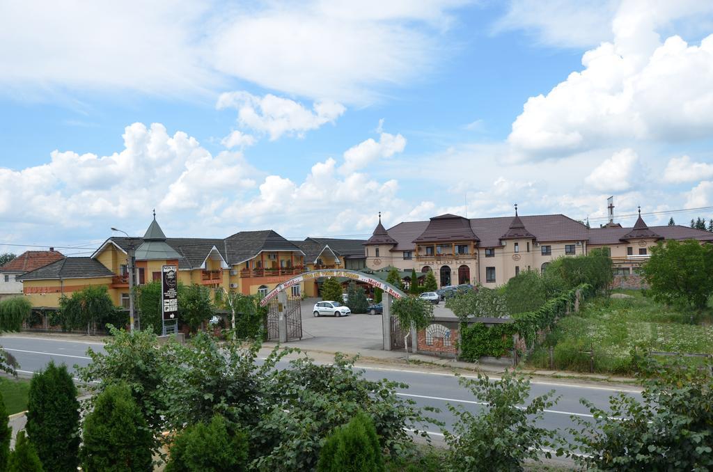 Hotel Restaurant La Conac Botiz ภายนอก รูปภาพ