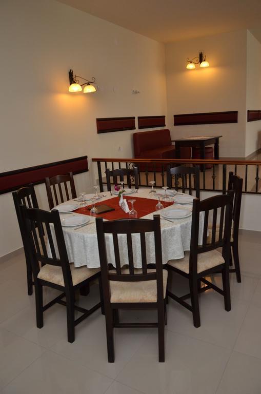Hotel Restaurant La Conac Botiz ภายนอก รูปภาพ