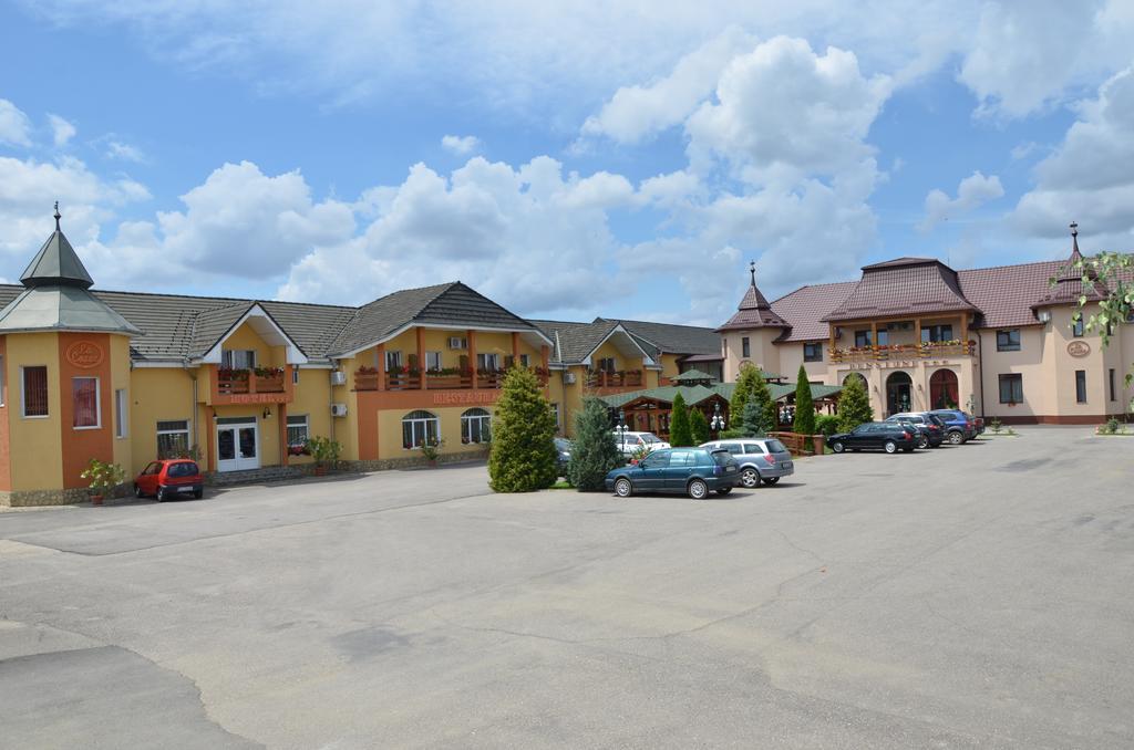 Hotel Restaurant La Conac Botiz ภายนอก รูปภาพ