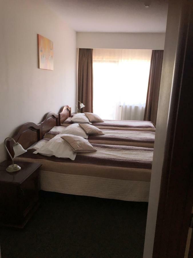 Hotel Restaurant La Conac Botiz ภายนอก รูปภาพ